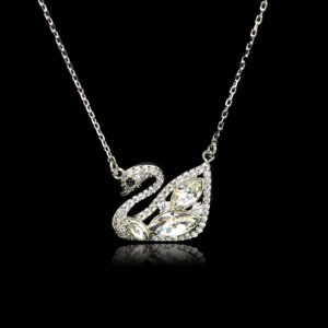 Wholesale platinum-plated swan necklace with Swarovski crystals—factory-price swan design from junejewelry.com.