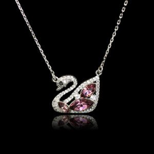 Wholesale platinum-plated swan necklace with Swarovski crystals—factory-price swan design from junejewelry.com.