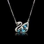 Wholesale platinum-plated swan necklace with Swarovski crystals—factory-price swan design from junejewelry.com.