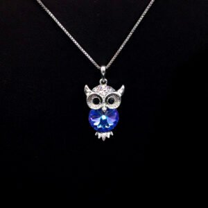 Wholesale animal owl pendant necklace with Swarovski crystals and platinum‑plated copper – unique factory price jewelry from junejewelry.com.