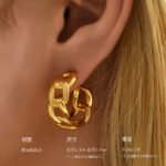 Wholesale C-Shape Hollow Chain Hoop Earrings featuring a geometric C-shape and hollow chain link buckle, plated in 18K gold or platinum copper from junejewelry.com—factory price, free shipping.