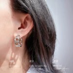 Wholesale C-Shape Hollow Chain Hoop Earrings featuring a geometric C-shape and hollow chain link buckle, plated in 18K gold or platinum copper from junejewelry.com—factory price, free shipping.