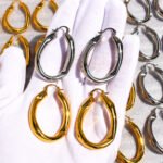 Wholesale Wave Chain Hoop Earrings featuring oversized wave motif and hollow chain buckle on 18K gold- or platinum-plated copper hoops from junejewelry.com—factory price, free shipping.