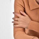 Wholesale Gold Band Ring in minimalist round arc design, real gold plated brass with high-polish finish, sizes 6-9, from junejewelry.com.