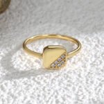 Wholesale geometric zircon ring featuring a square shape and closed copper band with 18K gold plating – fashion jewelry from junejewelry.com.