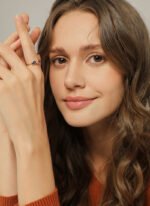 Wholesale purple zircon ring with dual stones and 18K gold-plated brass open design from JuneJewelry.com – INS minimalist style for bulk buyers.