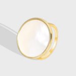 Wholesale European-style minimalist shell ring featuring an 18k gold plated copper design from junejewelry.com