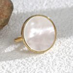 Wholesale European-style minimalist shell ring featuring an 18k gold plated copper design from junejewelry.com