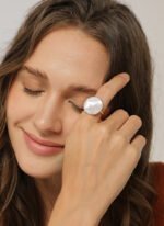 Wholesale European-style minimalist shell ring featuring an 18k gold plated copper design from junejewelry.com