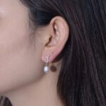 Wholesale natural pearl drop earrings,S925 sterling silver, with natural freshwater pearl pendants and square zircons, available in 18K gold and platinum plating, cool-tone minimalist design, from junejewelry.com.