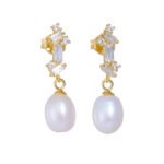 Wholesale natural pearl drop earrings,S925 sterling silver, with natural freshwater pearl pendants and square zircons, available in 18K gold and platinum plating, cool-tone minimalist design, from junejewelry.com.
