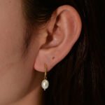 Wholesale Freshwater Huggie Drop earrings, S925 sterling silver, with natural freshwater pearls and a cool-tone vintage niche design, available in 18K gold or platinum plating, ideal for fashion jewelry wholesale from junejewelry.com.