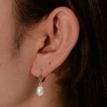 Wholesale Freshwater Huggie Drop earrings, S925 sterling silver, with natural freshwater pearls and a cool-tone vintage niche design, available in 18K gold or platinum plating, ideal for fashion jewelry wholesale from junejewelry.com.