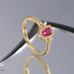Wholesale red oval ring, 18K gold plated copper, with a luxurious red oval zircon, ideal for fashion jewelry wholesale from junejewelry.com.