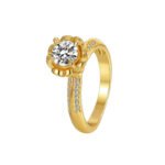 Wholesale French four prong zircon ring, 18K gold plated copper, with a sparkling zircon, ideal for fashion jewelry wholesale from junejewelry.com.