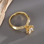 Wholesale French four prong zircon ring, 18K gold plated copper, with a sparkling zircon, ideal for fashion jewelry wholesale from junejewelry.com.