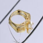 Wholesale minimalist zircon ring, 18K gold plated copper, with a sparkling zircon and unique niche design, ideal for fashion jewelry wholesale from junejewelry.com.