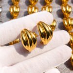 Wholesale C-Shape Bold Earrings, copper material, with a unique wave streamline geometric design and three-ring half-circle style, available in 18K gold or platinum plating, ideal for fashion jewelry wholesale from junejewelry.com.