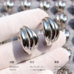 Wholesale C-Shape Bold Earrings, copper material, with a unique wave streamline geometric design and three-ring half-circle style, available in 18K gold or platinum plating, ideal for fashion jewelry wholesale from junejewelry.com.