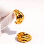 Wholesale C-Shape Bold Earrings, copper material, with a unique wave streamline geometric design and three-ring half-circle style, available in 18K gold or platinum plating, ideal for fashion jewelry wholesale from junejewelry.com.