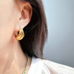 Wholesale C-Shape Bold Earrings, copper material, with a unique wave streamline geometric design and three-ring half-circle style, available in 18K gold or platinum plating, ideal for fashion jewelry wholesale from junejewelry.com.