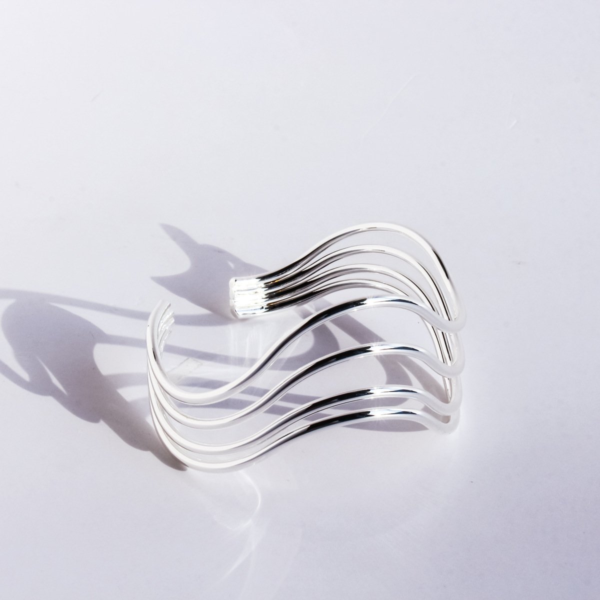 985 (4) Wholesale silver layered bangle with wavy textured multi-line design in platinum plated brass – minimalist fashion jewelry from JuneJewelry.com.