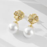 Wholesale Flower Pearl Drop Earrings, S925 sterling silver, with pearls and diamond-encrusted five-leaf clover flower design, available in 18K gold or platinum plating, European cross-border minimalist design, from junejewelry.com.
