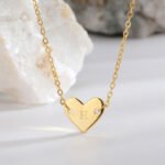 Wholesale heart-shaped letter necklace A-Z initials in 18K gold plated brass – fashion jewelry from JuneJewelry.com.
