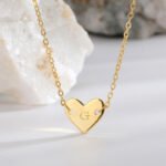 Wholesale heart-shaped letter necklace A-Z initials in 18K gold plated brass – fashion jewelry from JuneJewelry.com.