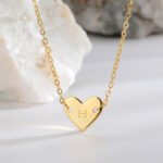 Wholesale heart-shaped letter necklace A-Z initials in 18K gold plated brass – fashion jewelry from JuneJewelry.com.