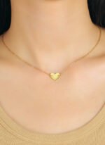 Wholesale heart-shaped letter necklace A-Z initials in 18K gold plated brass – fashion jewelry from JuneJewelry.com.