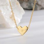 Wholesale heart-shaped letter necklace A-Z initials in 18K gold plated brass – fashion jewelry from JuneJewelry.com.