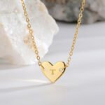 Wholesale heart-shaped letter necklace A-Z initials in 18K gold plated brass – fashion jewelry from JuneJewelry.com.