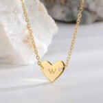 Wholesale heart-shaped letter necklace A-Z initials in 18K gold plated brass – fashion jewelry from JuneJewelry.com.