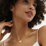 Wholesale heart-shaped letter necklace A-Z initials in 18K gold plated brass – fashion jewelry from JuneJewelry.com.