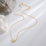 Wholesale heart-shaped letter necklace A-Z initials in 18K gold plated brass – fashion jewelry from JuneJewelry.com.