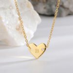 Wholesale heart-shaped letter necklace A-Z initials in 18K gold plated brass – fashion jewelry from JuneJewelry.com.