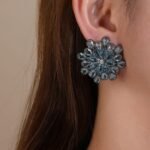 Wholesale Blue Stone Flower Earrings with a gold plated finish and cubic zirconia stones from JuneJewelry.com – unique fashion jewelry for bulk orders.