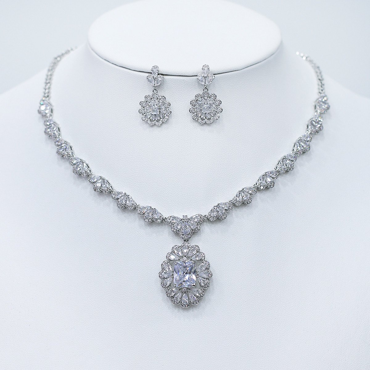 CN10809.451.A Wholesale floral cushion-cut halo necklace and earring set with platinum plating from JuneJewelry.com – luxurious copper fashion jewelry for bulk orders.