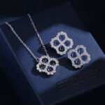 Zircon flower jewelry set wholesale – clover design necklace and earrings with shining cubic zirconia stones, gold or platinum plated.