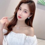 Zircon flower jewelry set wholesale – clover design necklace and earrings with shining cubic zirconia stones, gold or platinum plated.