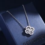 Zircon flower jewelry set wholesale – clover design necklace and earrings with shining cubic zirconia stones, gold or platinum plated.