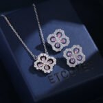 Zircon flower jewelry set wholesale – clover design necklace and earrings with shining cubic zirconia stones, gold or platinum plated.