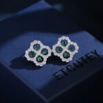 Zircon flower jewelry set wholesale – clover design necklace and earrings with shining cubic zirconia stones, gold or platinum plated.