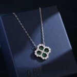 Zircon flower jewelry set wholesale – clover design necklace and earrings with shining cubic zirconia stones, gold or platinum plated.