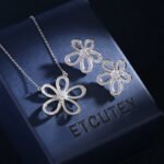 Wholesale Light Luxury Sun Flower Stud Earrings Necklace Set, featuring a unique five-petal flower motif in a niche design, includes dainty stud earrings and a matching clavicle chain, offering an advanced aesthetic.