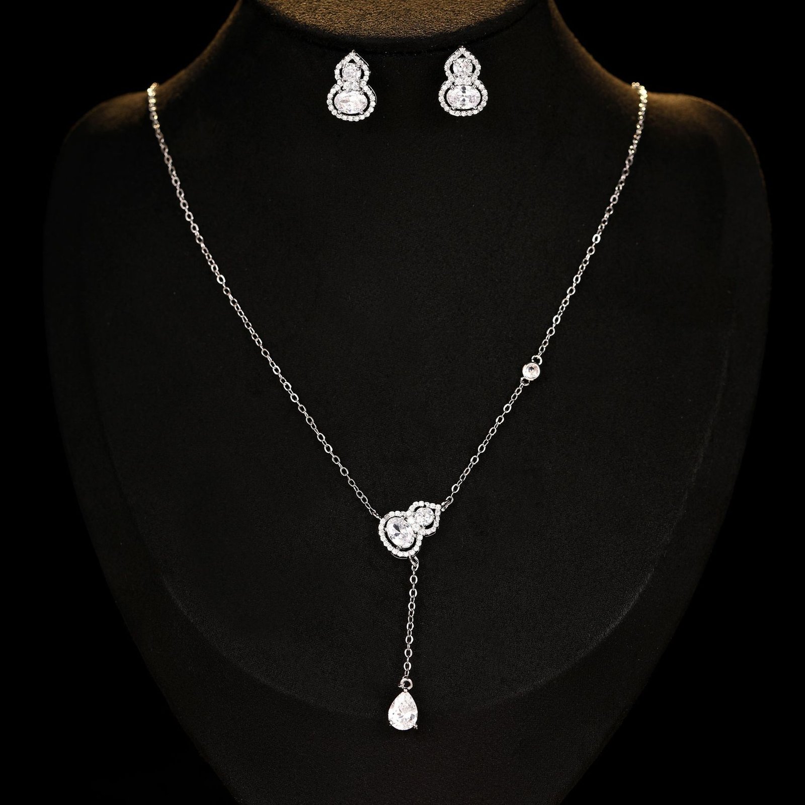 T-001 (2) Wholesale Gourd Zircon Jewelry Set (Hulu shape), featuring copper plated with 18K gold or white gold, micro-pave high-end zircon stones, gourd stud earrings, and a simple versatile neck chain, a light luxury set from junejewelry.com.
