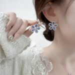 Wholesale High-End Micro Inlaid Zircon Sunflower Jewelry Set, featuring brilliant micro-set zircon gemstones, white gold plated copper, elegant sunflower stud earrings, and a matching luxury choker necklace, a premium set from junejewelry.com.