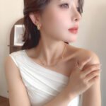 Wholesale Zircon Snake Jewelry Set, featuring high-quality zircon stones, white gold plated copper, a unique serpent design choker necklace, matching snake earrings, and a ring, a light luxury set from junejewelry.com.