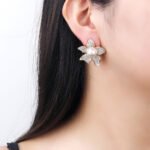 Wholesale pearl flower earrings with micro-pavé zircons and 925 silver needles on 14K gold plated brass from JuneJewelry.com – luxury floral jewelry for bulk orders.